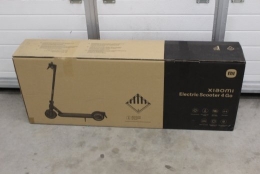 SALE OUT. Xiaomi Electric Scooter 4 Go Xiaomi Electric Scooter 4 Go 250 W 20 km/h 8.1 " 3 month(s) Black/Orange USED
