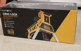 SALE OUT. Batavia Croc Lock work/clamp station SALE OUT. Batavia B.V. Croc Lock Workbench and Clamping Station DAMAGED PACKAGING, SCRATCHED ON CORPUS